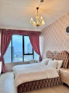 Habitación grande con cama grande y lámpara de araña. en شقه فارهه ومكيفه بالكامل en Estambul