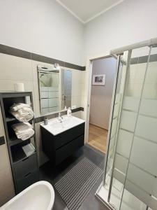 een badkamer met een wastafel en een douche bij SicilyHouse Palermo in Palermo