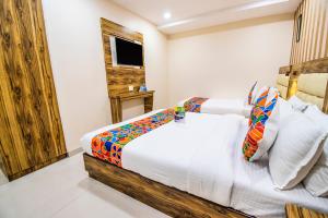 1 dormitorio con 1 cama y TV en FabExpress Orange Suite, en Bombay