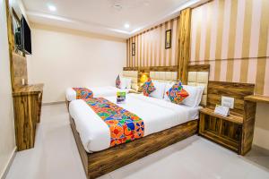 孟買的住宿－FabExpress Orange Suite，一间卧室,卧室内配有一张大床
