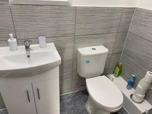 een badkamer met een wit toilet en een wastafel bij 221 Soho 2 in Birmingham