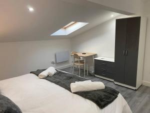 1 dormitorio con 1 cama grande y escritorio en 221 Soho 2, en Birmingham