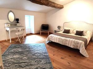 GauriacにあるMAISON avec 2 logements indépendantsのベッドと机と鏡のある寝室