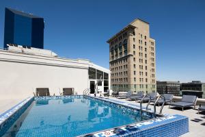 ein Pool auf dem Dach eines Gebäudes in der Unterkunft Residence Inn by Marriott Lexington City Center in Lexington