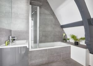 ein Badezimmer mit Dusche und Badewanne in der Unterkunft The Chapel Cottage by Ritual Stays in Hemel Hempstead
