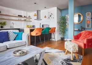 ein Wohnzimmer mit Sofa und Tisch in der Unterkunft The Chapel Cottage by Ritual Stays in Hemel Hempstead + 21 Fotos