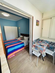 een slaapkamer met een bed en een tafel. bij SicilyHouse Palermo in Palermo