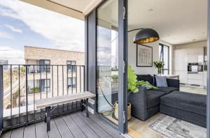 un soggiorno con divano e balcone di Modern 1 bed l City views l Work Space a Londra