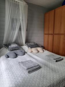 Postel nebo postele na pokoji v ubytování Luonnon rauhaa Kalliosaaressa, private island