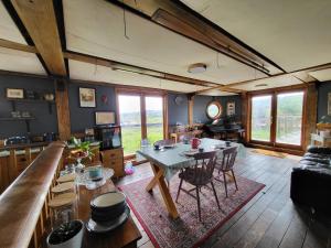 eine Küche und ein Wohnzimmer mit einem Tisch und Stühlen in der Unterkunft Inner Dowsing Lightship in Rochester