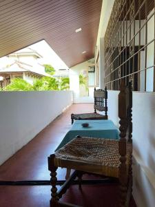 dwa łóżka siedzące w pokoju z dachem w obiekcie Heritage Villa colombo7 w Kolombo