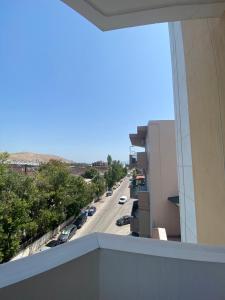 vistas a la calle desde el balcón de un edificio en Αρέθουσα easy view, en Chalkida