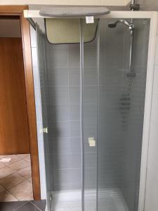 bagno con doccia in vetro e lavandino di Casa Equilium 1 a Jesolo