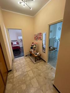 uma sala de estar com uma mesa e um quarto com uma cama em La Maisonette apartment em Serravalle Scrivia