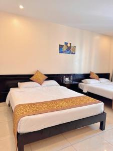 Giường trong phòng chung tại Tuần Châu - Phương Đông Motel Hạ Long