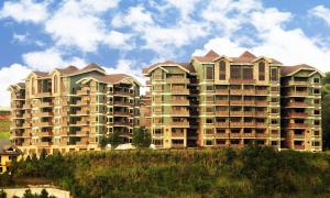 タガイタイにあるCrosswinds Resort Suitesの丘の上に建つ大きなアパートメントビル
