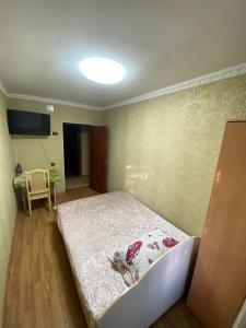 um quarto com uma cama grande num quarto em 3 комнатная квартира Аэропорт em Turksib