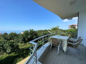 balcón con mesa, sillas y vistas al océano en Delpina APART - Doğa içinde deniz manzaralı, en Pazar