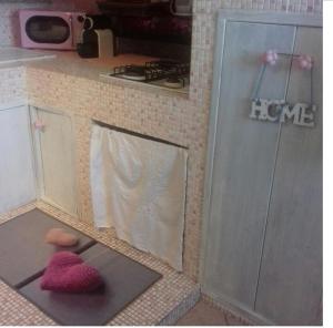 uma casa de bonecas com uma cozinha com bancada em Suite Viola@ em Legnano