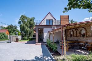 Penzion Tonička في بولهاري: منزل مع شرفة وفناء
