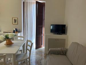 sala de estar con mesa y sofá en Galli Beach House Sicily, en Trapani