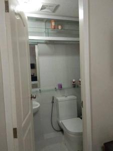 Ett badrum på Affordable 2BR condo unit @ a cozy place in Cebu