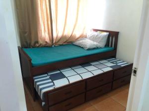 Säng eller sängar i ett rum på Affordable 2BR condo unit @ a cozy place in Cebu