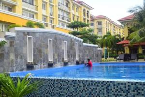 Der Swimmingpool an oder in der Nähe von Affordable 2BR condo unit @ a cozy place in Cebu