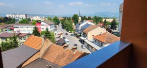 einen Blick über eine Stadt mit Gebäuden und einer Straße in der Unterkunft Brand New Two Bedroom and One Living Room Apartment in a Great Location! in Sarajevo