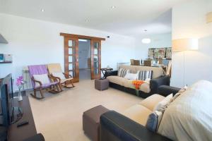 a living room with a couch and a tv at Ses Crestes in Portocolom