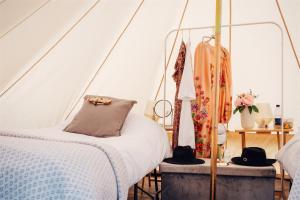 een slaapkamer met een bed in een tent bij Remenham Farm during Henley Royal Regatta in Lower Assendon