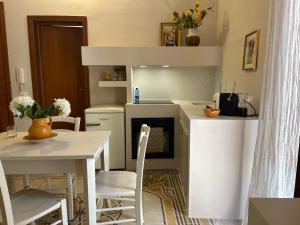 cocina y comedor con mesa y fogones en Galli Beach House Sicily, en Trapani