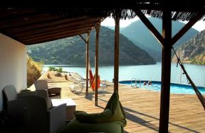 Una vista de un complejo turístico con piscina. en Douro Yacht Charter & Bungalows, en São João da Pesqueira