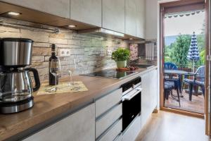 Friedolin im Bärenhüsli في Titisee: مطبخ مع كونتر مع آلة صنع القهوة