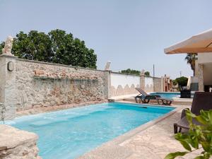 加里波利的住宿－Alloggio in Villa Cristina B&B，一座带游泳池和石墙的别墅