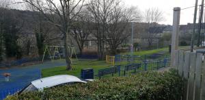 einen Park mit Spielplatz mit Seesäge in der Unterkunft Joyful Place in Huddersfield