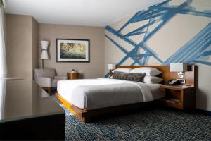 Postel nebo postele na pokoji v ubytování Ithaca Marriott Downtown on the Commons