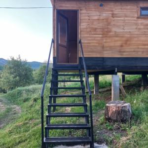 una escalera que conduce a una casa pequeña en cottage dzama, 