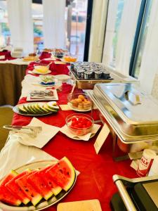 een lange tafel met borden eten erop bij Green Sporting Club Hotel in Alghero