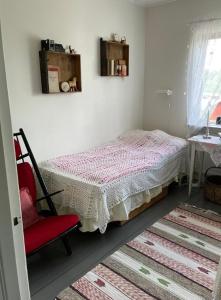 Letto o letti in una camera di Blåsbocka, lägenhet i hus 3 rok