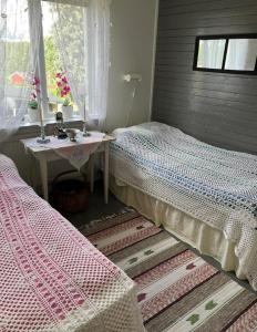Letto o letti in una camera di Blåsbocka, lägenhet i hus 3 rok