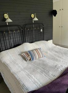 Letto o letti in una camera di Blåsbocka, lägenhet i hus 3 rok