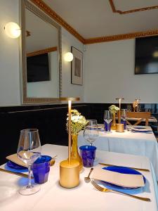 バレンシアにあるHotel El Sigloの白いテーブルクロスとキャンドルとグラス付きテーブル