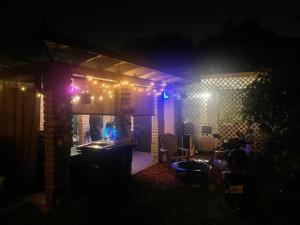 una casa con luces encendidas por la noche en Miami Vibes "Hostel-Like" Shared Room, en North Miami