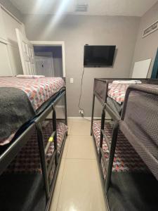 TV a/nebo společenská místnost v ubytování Miami Vibes "Hostel-Like" Shared Room