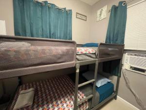 Habitación con 2 literas en una habitación en Miami Vibes "Hostel-Like" Shared Room, en North Miami