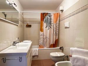 un bagno con lavandino, water e tenda da doccia di Apartment with view in Venice, Arsenale. a Venezia