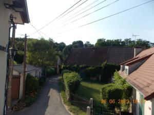 a small road in a village with houses at La Bergeronnette Le Buisson in La Chapelle-Saint-André