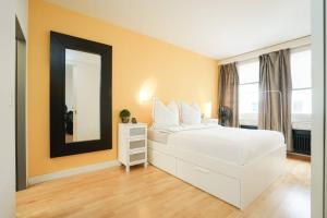 Giường trong phòng chung tại 2 room suite in the heart of Zurich with own washing