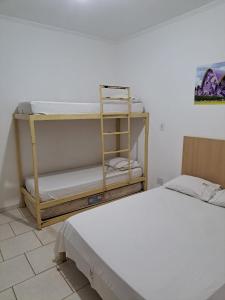 a small room with a bunk bed and a bunk bed gmaxwell gmaxwell gmaxwell at Pousada Do Mineiro in Olímpia